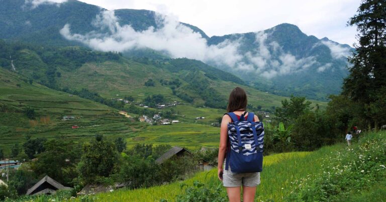 Marta z plecakiem milenijnym w górach w Laos